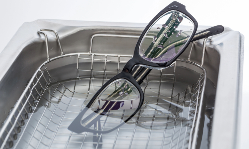 lunettes nettoyées dans un bac à ultrasons